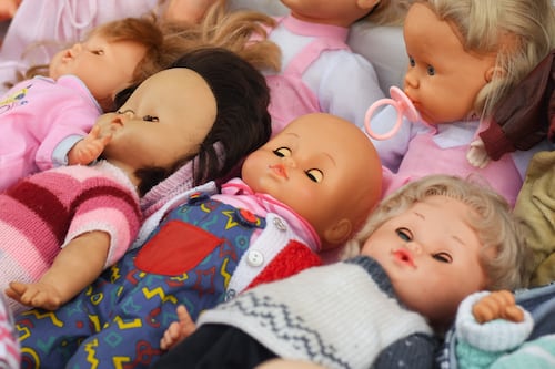 ¡Insólito! Mujer robaba restos humanos y los ocultaba en muñecas para venderlas