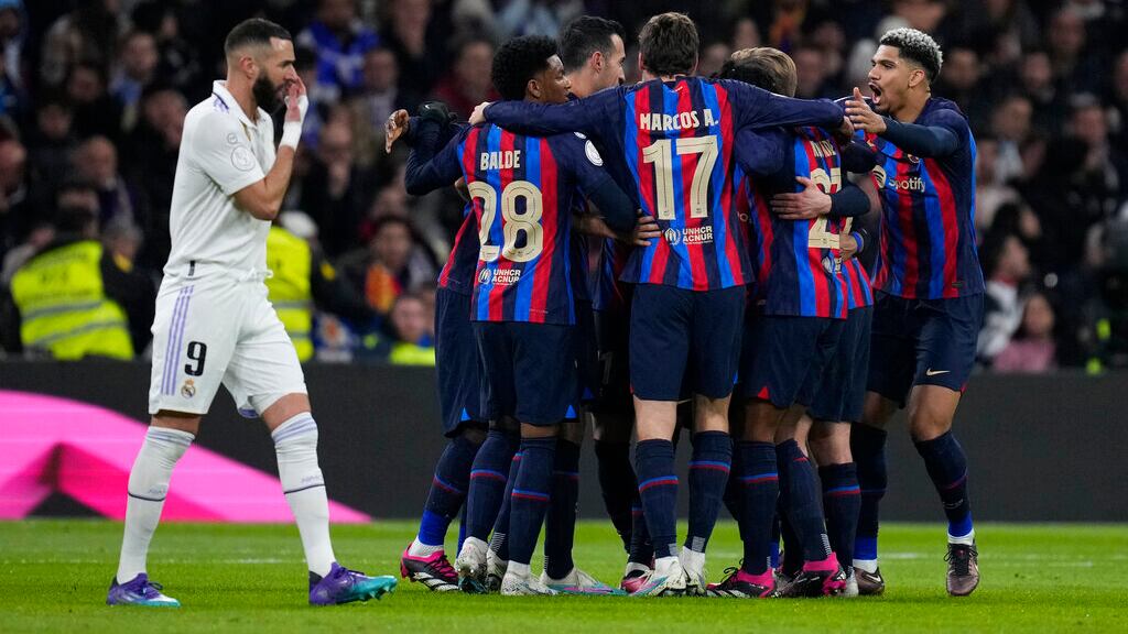 El FC Barcelona festeja su gol ante el Real Madrid