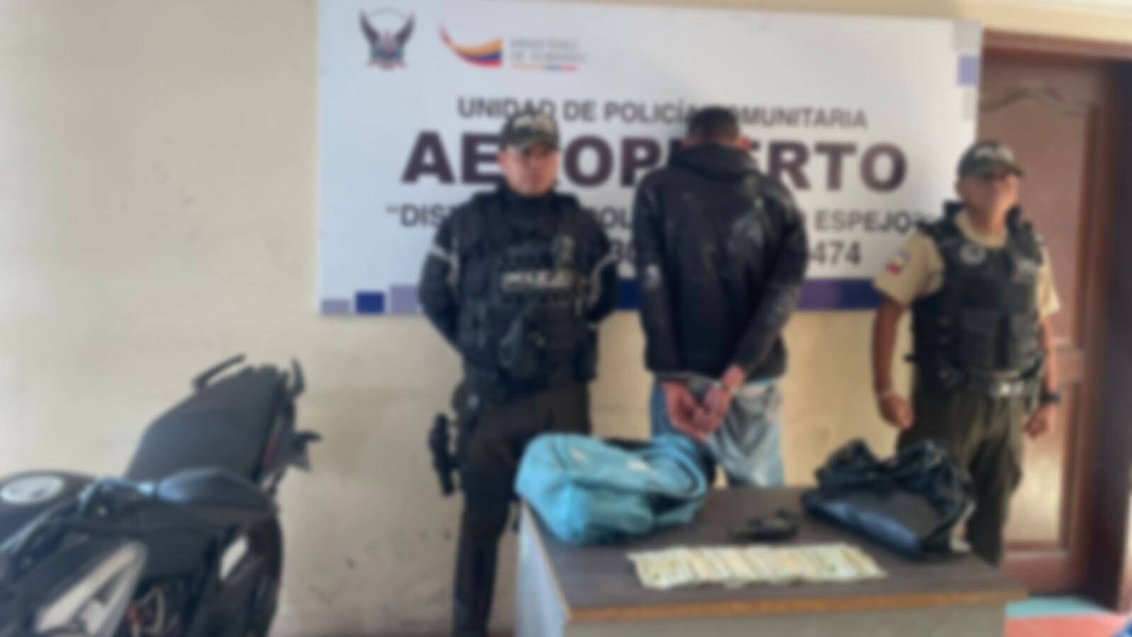 Policía recuperó USD 1000 luego de perseguir a un delincuente en el norte de Quito.