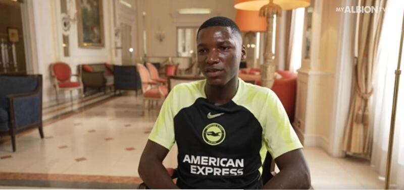 Moisés Caicedo en entrevista con el canal oficial del Brighton