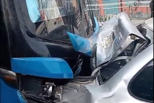 Así quedaron siete vehículos tras choque de bus sin frenos que dejó cuatro heridos en el sur de Quito