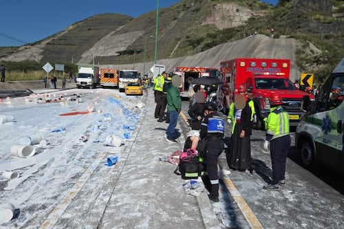Fuerte accidente en Guayllabamba: choque entre bus y camión deja un muerto y 34 heridos