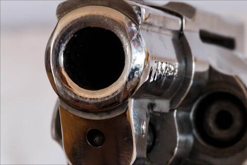 Delincuentes dispararon a un adulto mayor para robarle sus pertenencias en una cafetería del norte de Quito