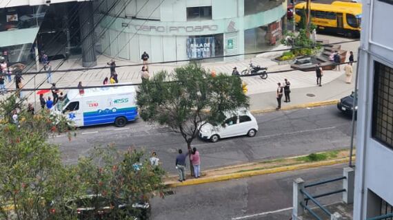 Una persona se habría arrojado de un edificio en el norte de Quito.