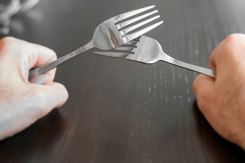 Menores atacados con tenedor: hombre los atacó en el vuelo de Chicago a Fráncfort