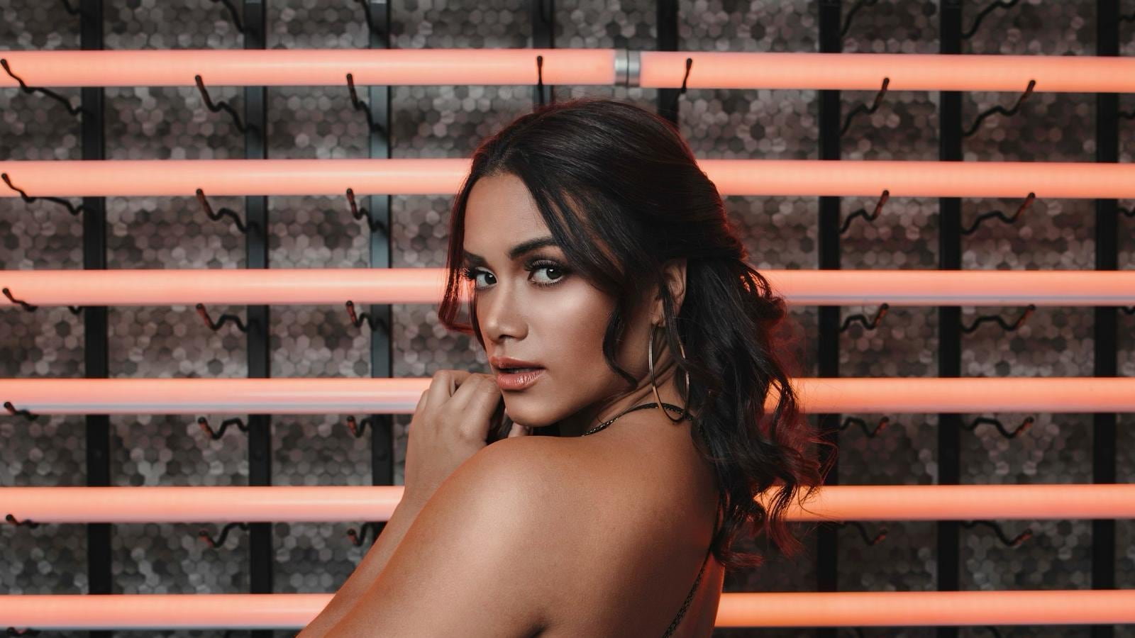 Jacky Fontánez presenta su nuevo éxito: Fluye.