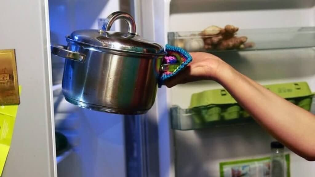 Evita guardar la comida en ollas por tu salud