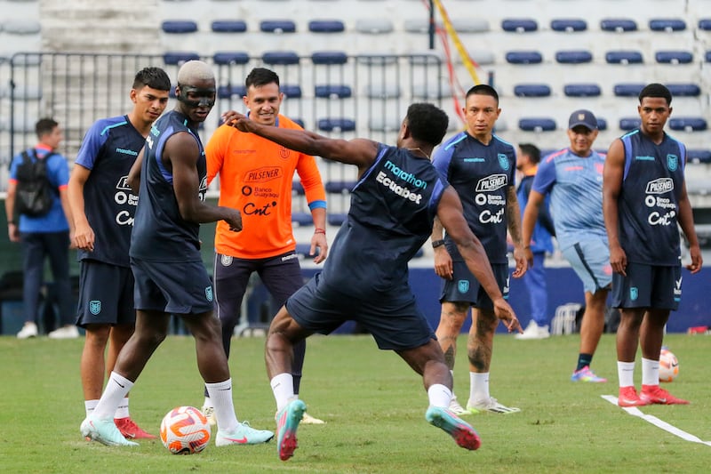 AME2749. GUAYAQUIL (ECUADOR), 02/06/2025.- El jugador de Ecuador Moisés Caicedo (i) participa en un entrenamiento este lunes, en el estadio George Capwell en Guayaquil (Ecuador). EFE/Jonathan Miranda