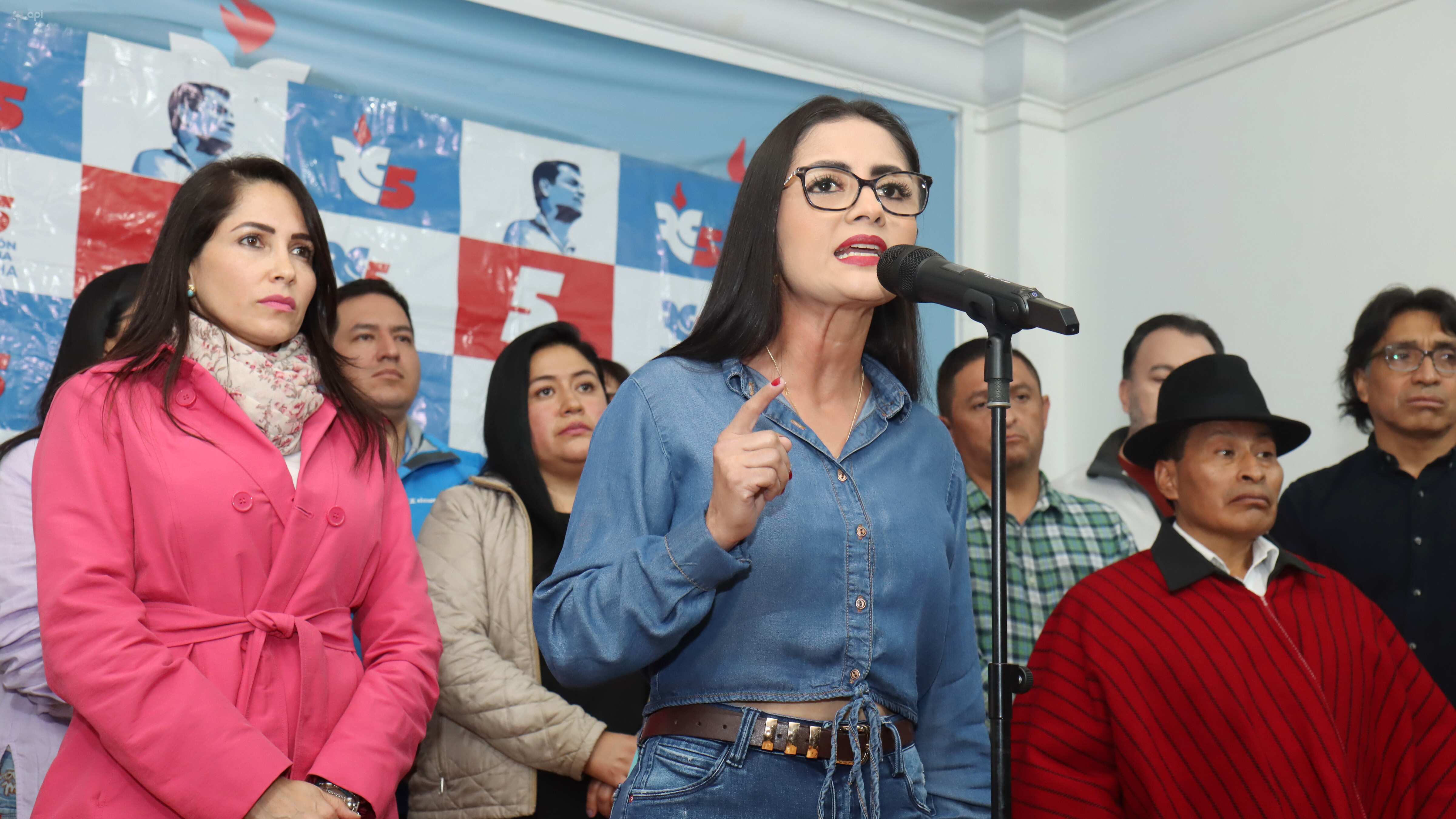 La excandidata a presidenta, Luisa González, rinde declaraciones luego de que la noche de ayer en ex vicepresidente, Jorge Glas