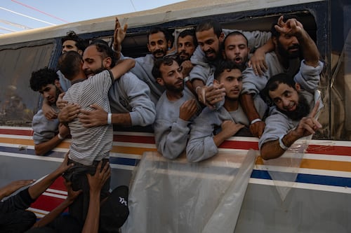 Exprisioneros palestinos celebran su regreso a la libertad tras el alto el fuego en Gaza
