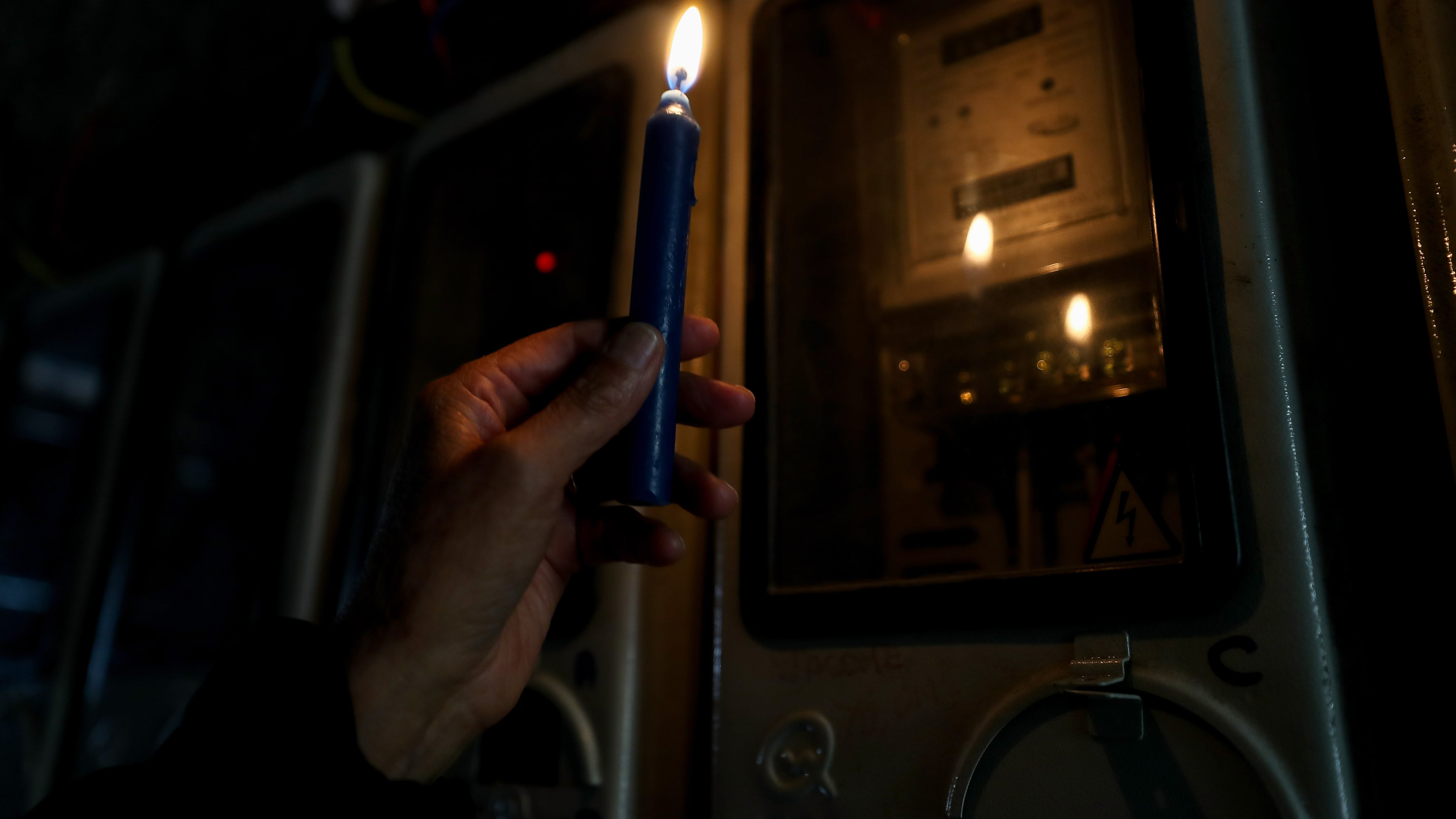 Ciudadano ecuatoriano revisa un medidor de luz en Quito