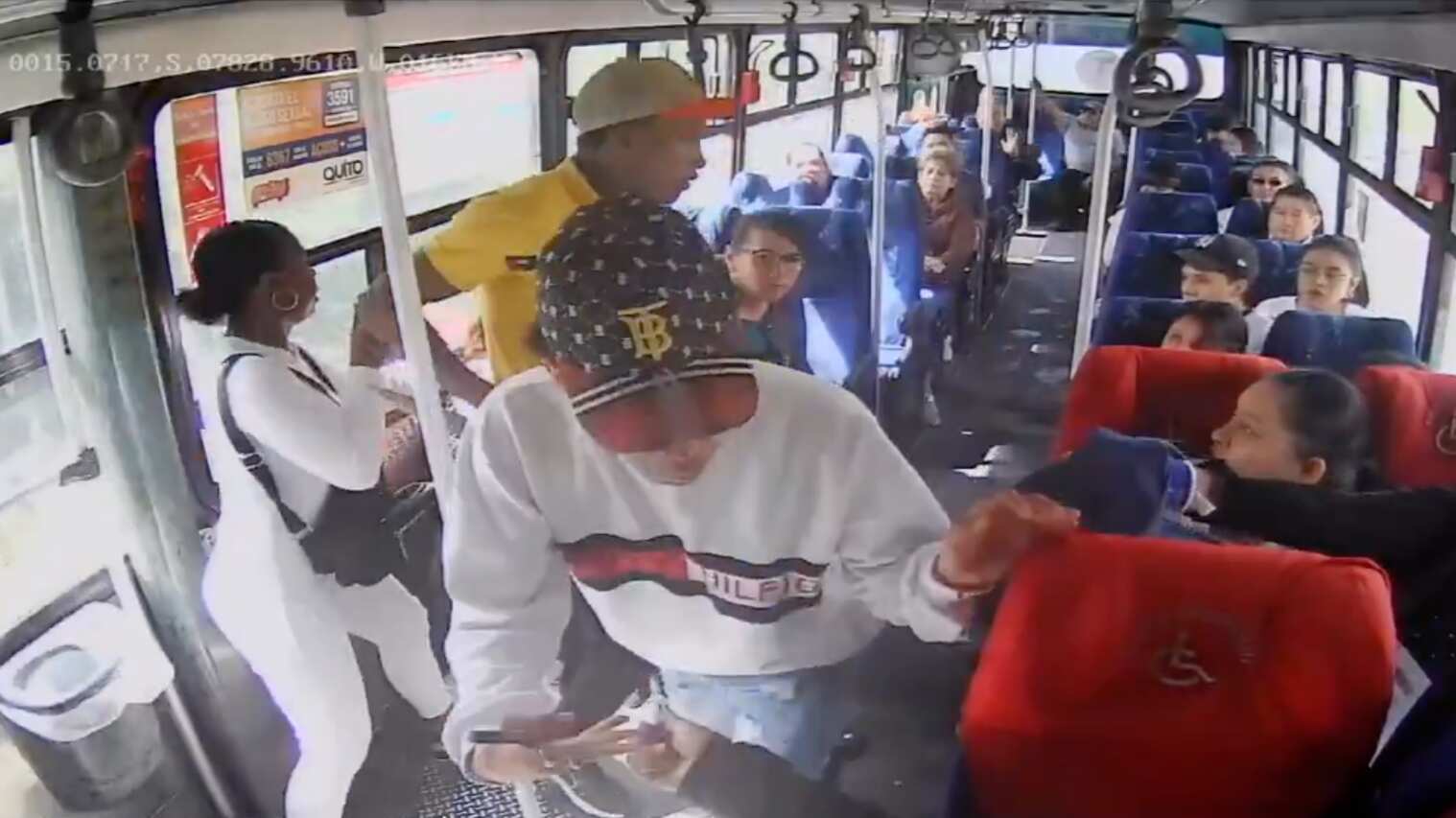 Revelan detalles de violento asalto a pasajeros de bus en Quito.