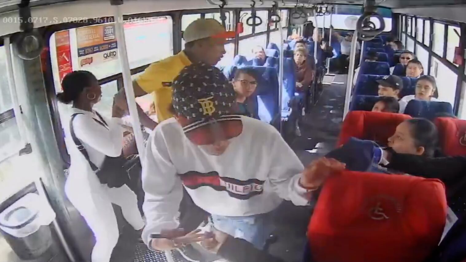 Revelan detalles de violento asalto a pasajeros de bus en Quito.