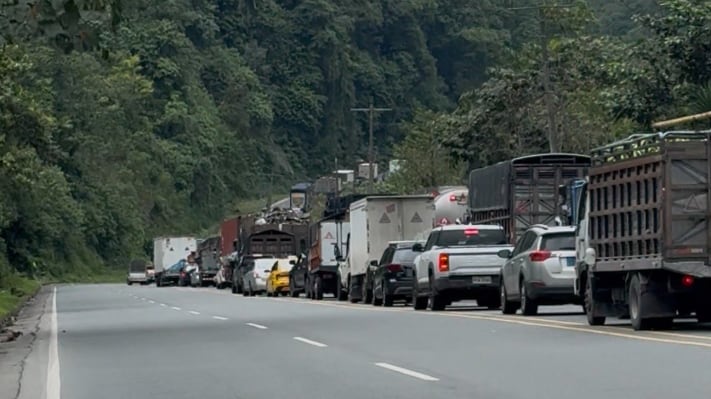 Estado de la vía Quito - Santo Domingo al inicio del feriado de Carnaval.