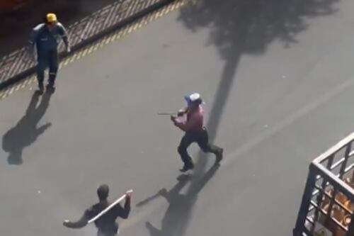 Repartidores de gas se pelearon a palazos en Cuenca, una ciudadana puso fin al altercado