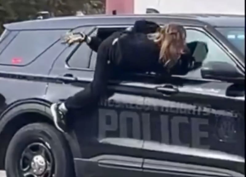 Mujer esposada es captada escapando de patrullero de la Policía mientras los agentes estaban distraídos - Fuente: Video de X