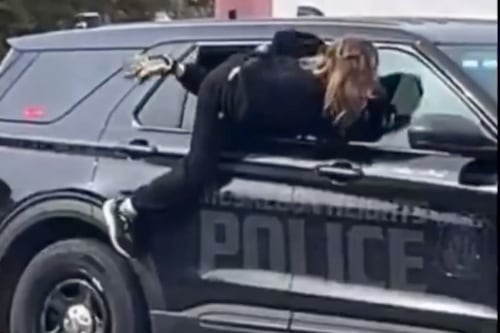 Mujer esposada es captada escapando de patrullero de la Policía mientras los agentes estaban distraídos