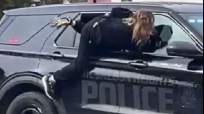 Mujer esposada es captada escapando de patrullero de la Policía mientras los agentes estaban distraídos - Fuente: Video de X