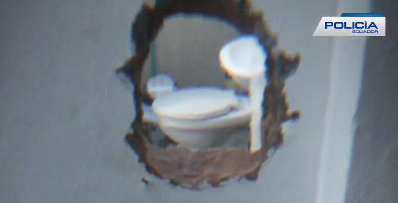 Intentaron robar una joyería en el Centro Histórico de Quito, pero los atraparon dentro del local