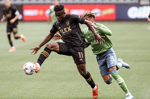 José Cifuentes es aplaudido por los jugadores de la Juventus