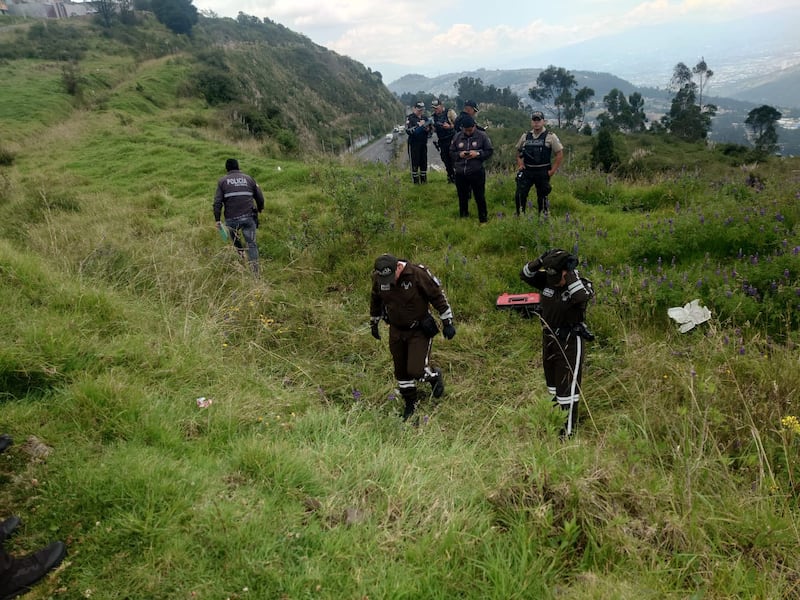 Hallan cuerpo con signos de violencia en la Av. Simón Bolívar, sur de Quito