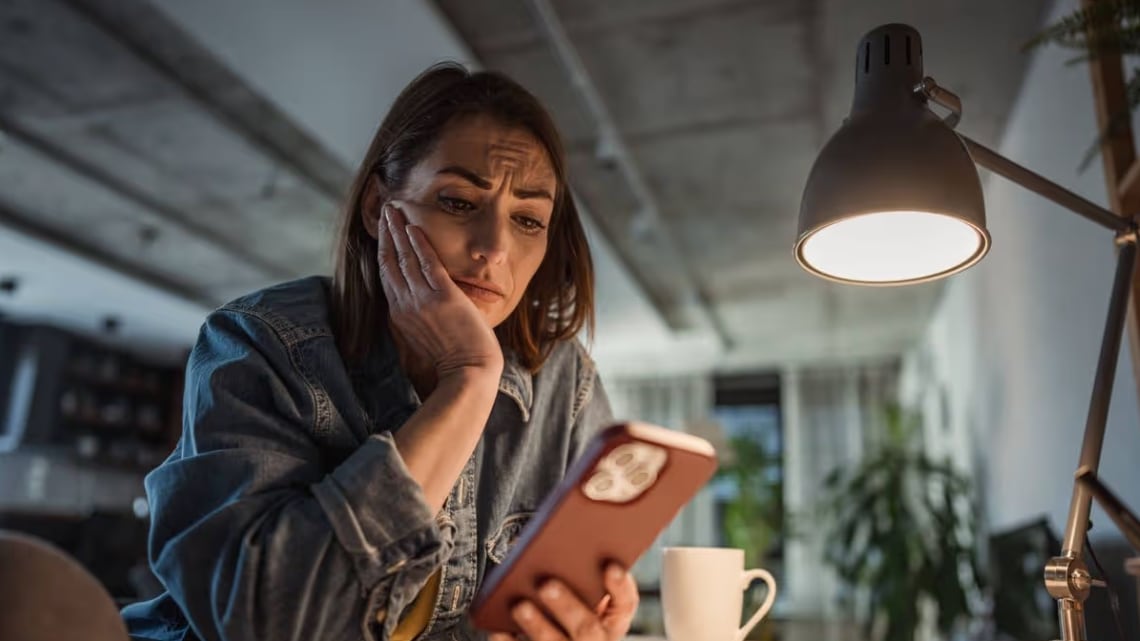 Mujer descubre comportamiento sospechoso de su novio gracias a cámara para mascotas