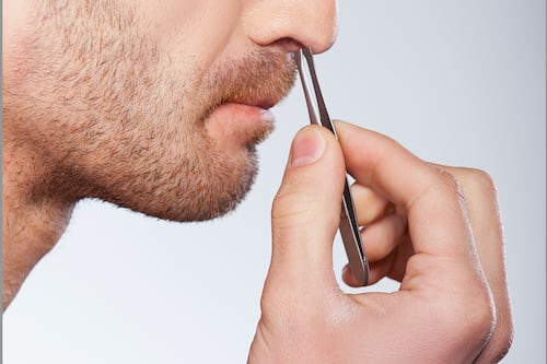 ¿Por qué nunca deberías arrancarte los pelos de la nariz? El peligro oculto tras un hábito estético