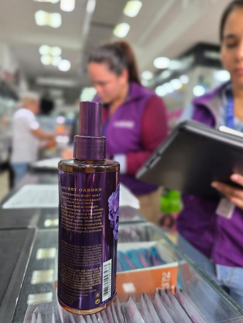 Guayaquil: locales en La Bahía vendían más de 2.300 cosméticos sin registro sanitario. Imagen: ARCSA