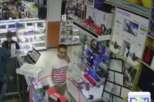 [VIDEO] Experimentado ladrón roba tranquilamente mientras habla por celular