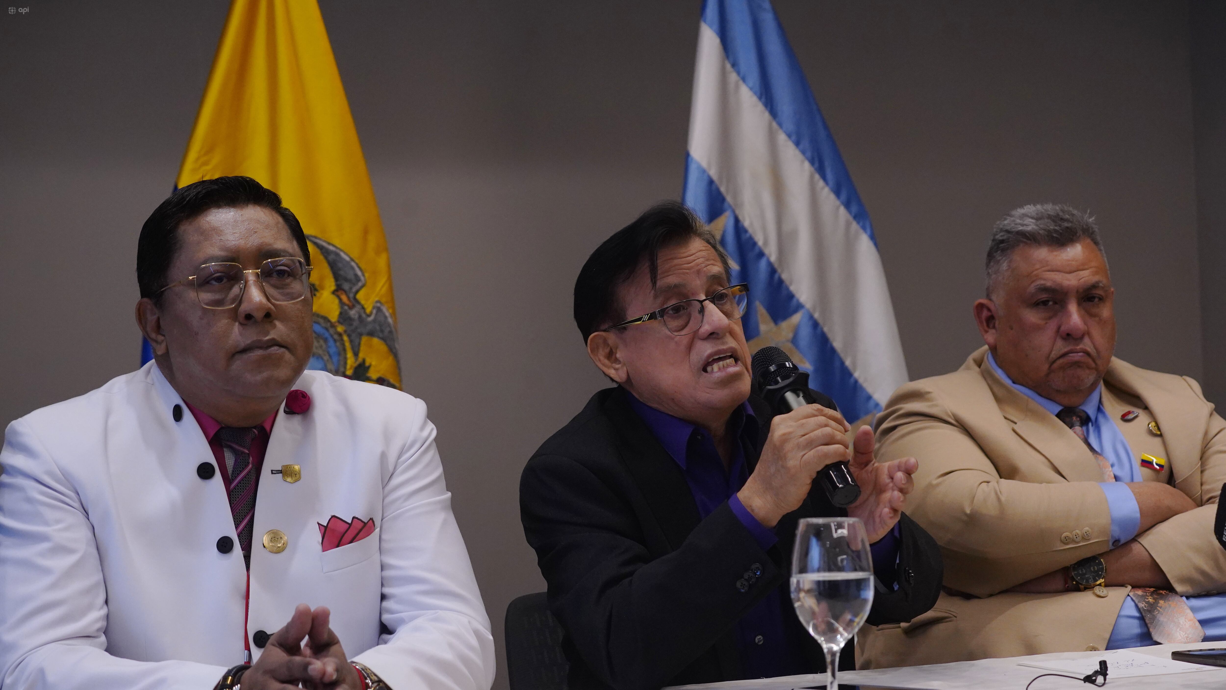 Esta mañana, durante rueda de prensa, el colegio de médicos del Guayas expuso la afectación a los derechos laborales que tendría la Ley Orgánica de Integridad Pública contra los servidores públicos y la declaran inconstitucional. En la gráfica, de derecha a izquierda, Héctor Rosero Tómala presidente del colegio médico del Guayas, Narcilo Villavincencio, vocero del colegio médico del Guayas, Wilson Tenorio, vicepresidente de la Federación Médica Ecuatoriana.