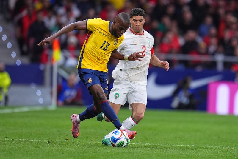 Enner Valencia contra Achraf Hakimi en el Ecuador vs. Marruecos