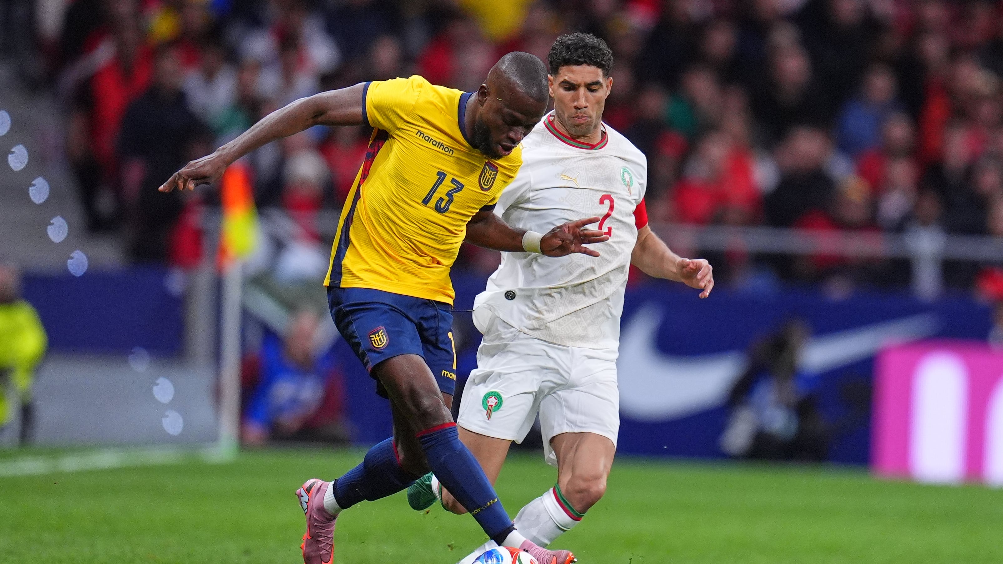 Enner Valencia contra Achraf Hakimi en el Ecuador vs. Marruecos