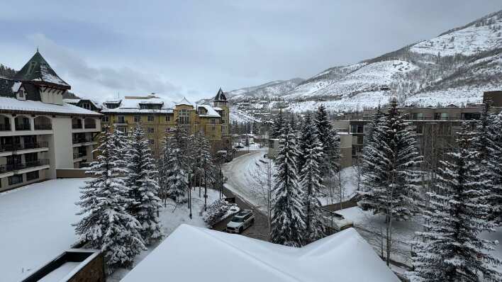El concepto de The Hythe se refleja en su arquitectura y diseño interior, donde los tonos cálidos, la madera natural y los detalles inspirados en la cultura de montaña crean un ambiente acogedor.