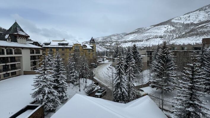 El concepto de The Hythe se refleja en su arquitectura y diseño interior, donde los tonos cálidos, la madera natural y los detalles inspirados en la cultura de montaña crean un ambiente acogedor.