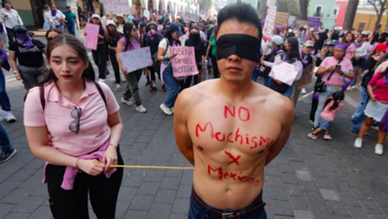 Joven marchó con su novia por el Día de la Mujer y fue increpado por su ex: debía la manutención de su hijo