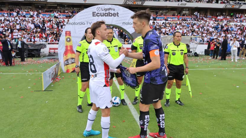 Ezequiel Piovi y Richard Schunke saludando en LigaPro