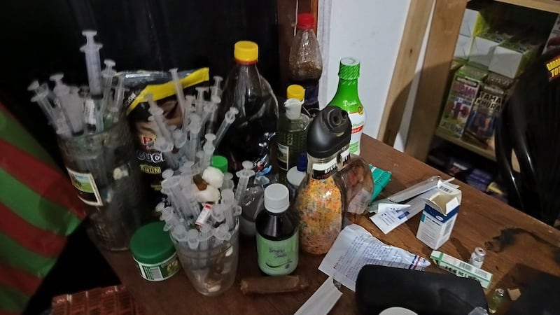Clausuran tienda naturista en Gualaceo por operar consultorio clandestino y vender medicamentos prohibidos