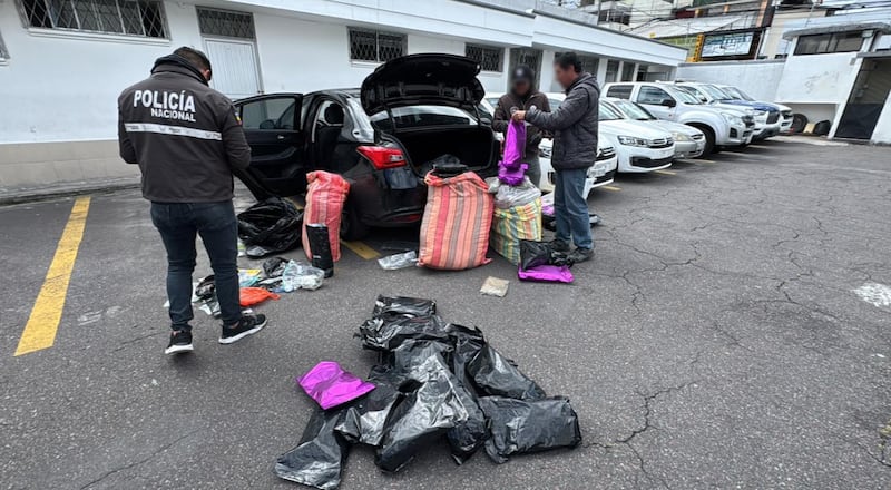 Llevaba a bordo de un vehículo 100 planchas de marihuana ocultas en varios sacos en el norte de Quito