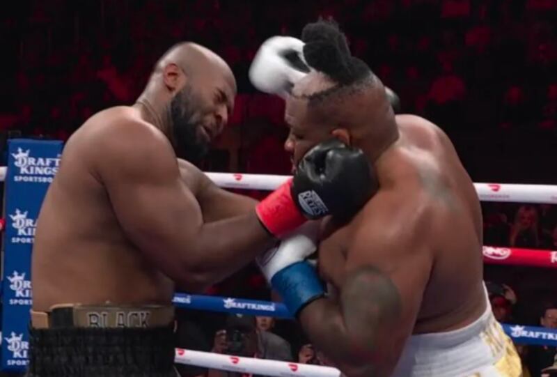 Jarrell “Big Baby” Miller perdió su peluquín durante la pelea ante Kingsley Ibeh en el Madison Square Garden.