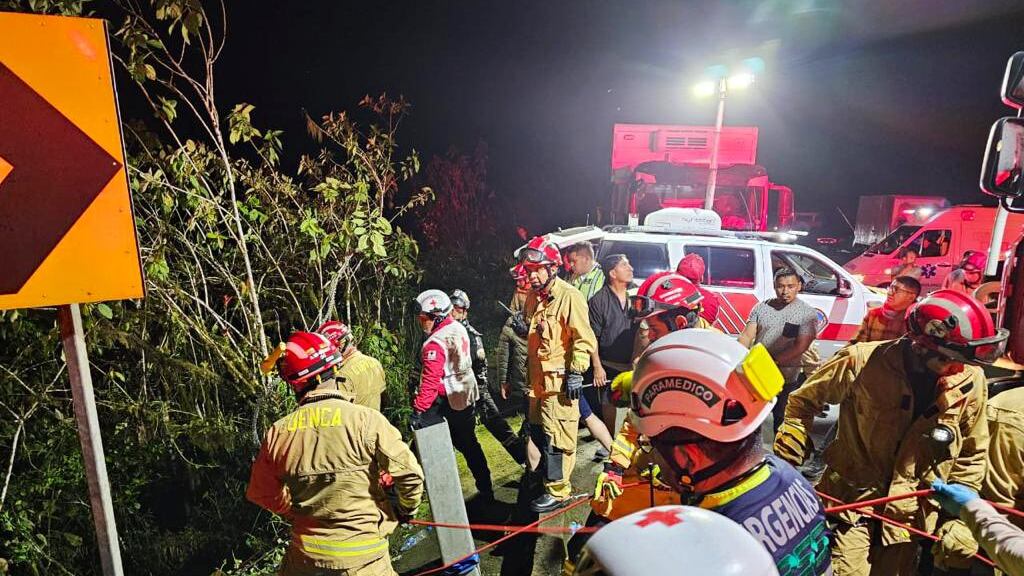 Bus se volcó dejando cinco fallecidos y 13 heridos en la vía Cuenca-Molleturo