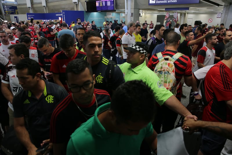 Hinchas de Flamengo esperan sin poder abordar en el lobby del Aeropuerto Internacional do Galeão, en Río de Janeiro (Brasil).