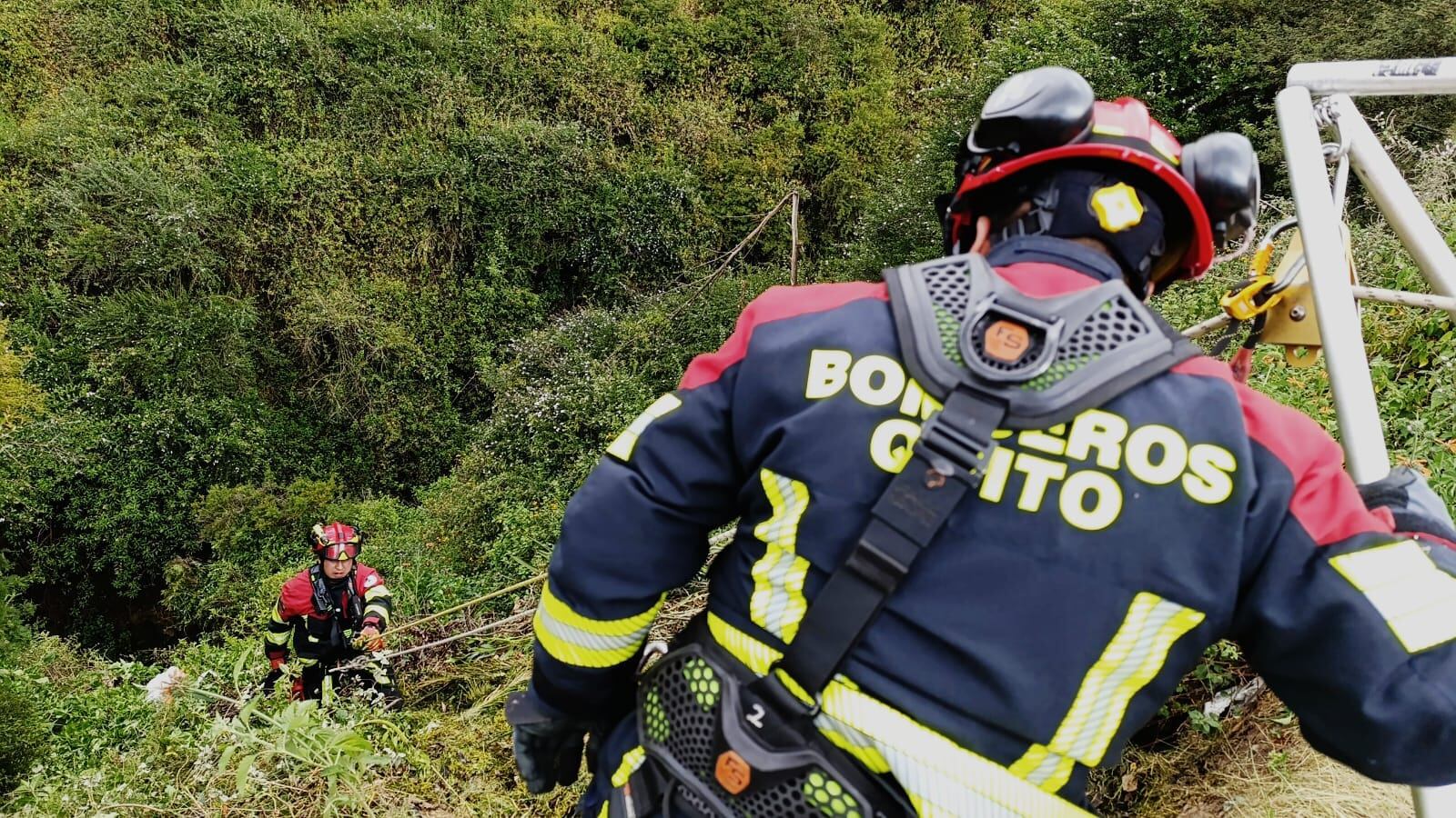 ¡Trágico accidente! Un vehículo cayó a una quebrada en Carcelén, norte de Quito