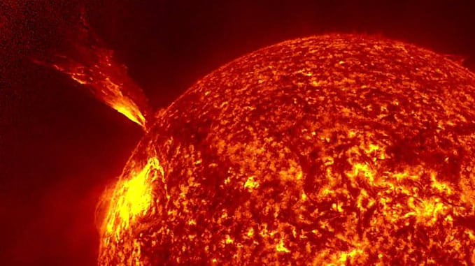 Llamarada solar sorprende por su tamaño y duración.