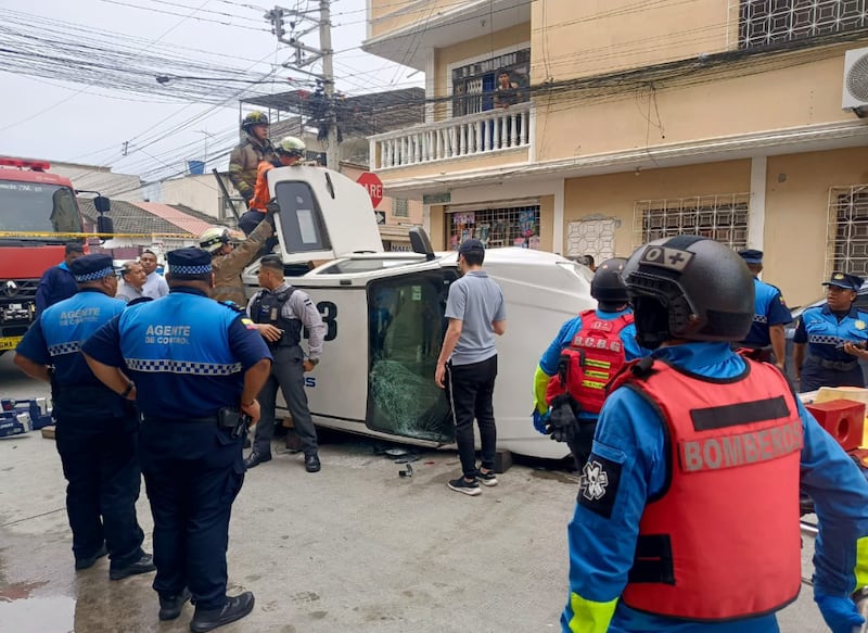 Vehículo blindado se volcó tras impactarse contra un motociclista en Guayaquil