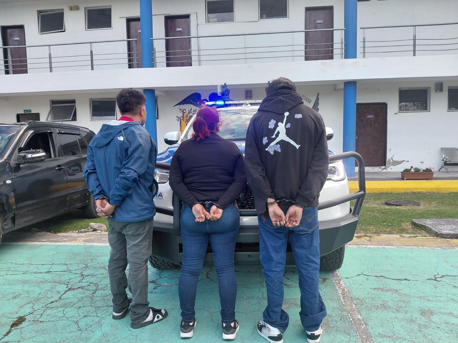 Persecución terminó con cinco detenidos en Quito: una sospechosa se lanzó de un puente de 10 metros mientras huía