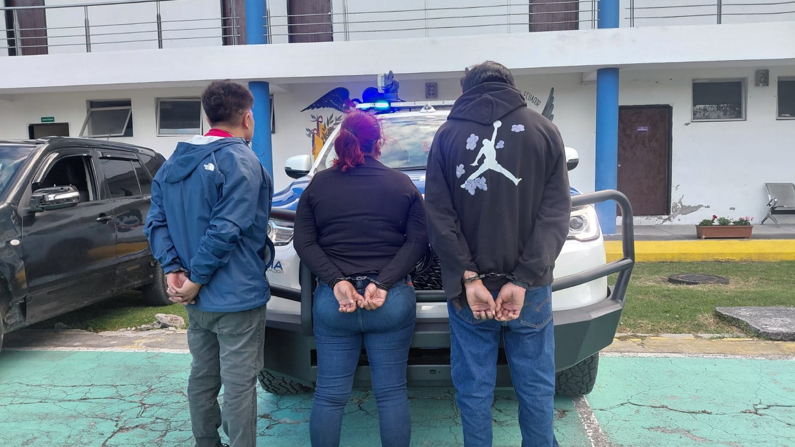 Persecución terminó con cinco detenidos en Quito: una sospechosa cayó de un puente de 10 metros mientras huía. Foto: Policía Nacional