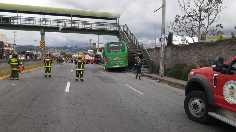 Quito: 26 heridos tras choque de bus interparroquial contra puente peatonal en Calderón