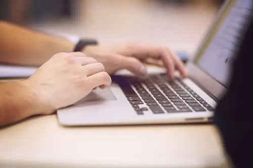 Tenía 267 imágenes y videos de pornografía infantil en su correo en Quito: fue sentenciado y pasará 10 en la cárcel