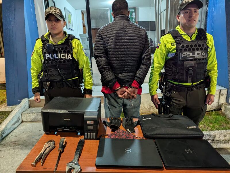 Sujeto con más de 30 antecedentes fue detenido tras robarse equipos de una empresa en el norte de Quito