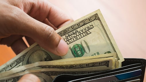 Propuesta de alza del salario básico a USD 104: ¿Cuál sería el impacto económico?